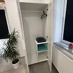 Schoenes Zimmer-2 Stuttgart-mitte منزل للإقامة شتوتغارت