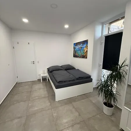 Schoenes Zimmer-2 Stuttgart-mitte Quarto em Acomodações Particulares *